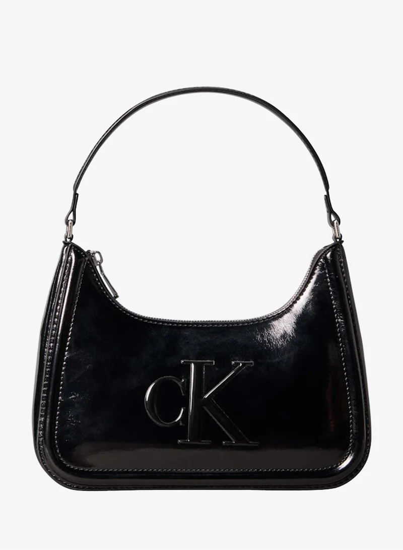 كالفن كلاين حقيبة كتف معدنية جريئة